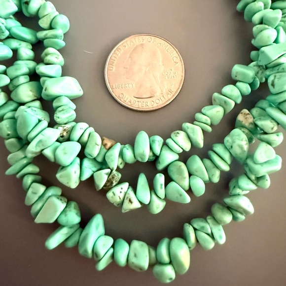 Estate Green Colored Howlite Triple Strand Gemstone Necklace Barely Worn - Picture 3 of 5
